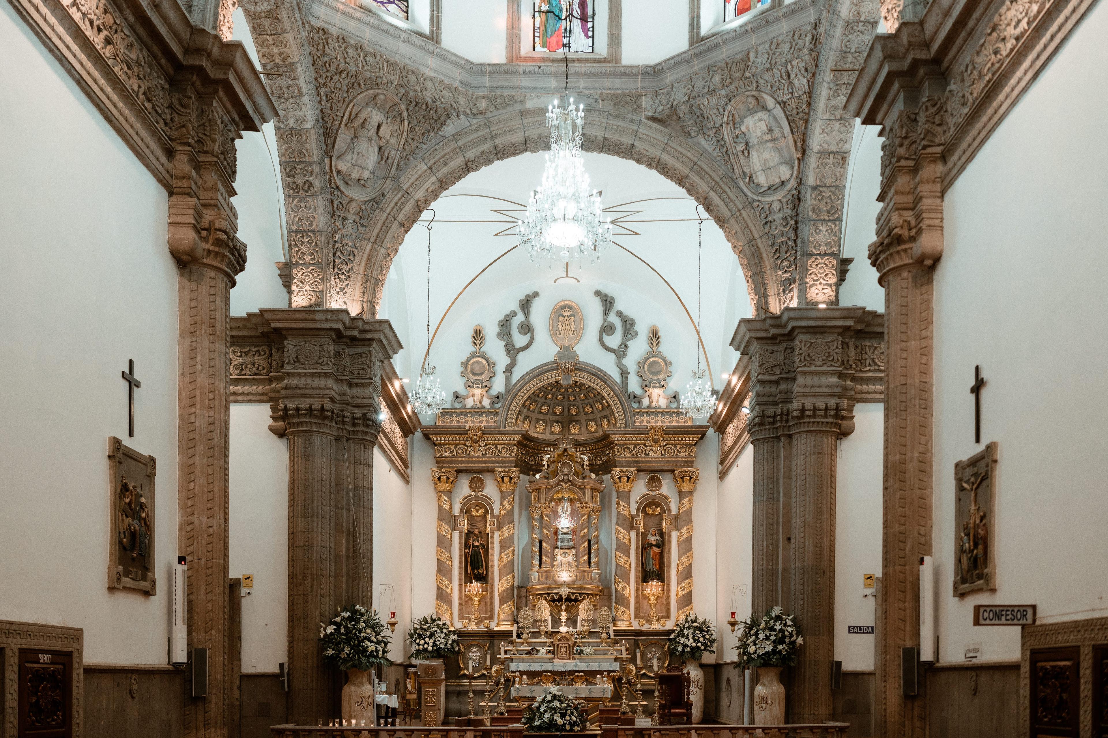 Interior barroco del altar mayor de la Parroquia y Santuario de Nuestra Señora de Santa Anita