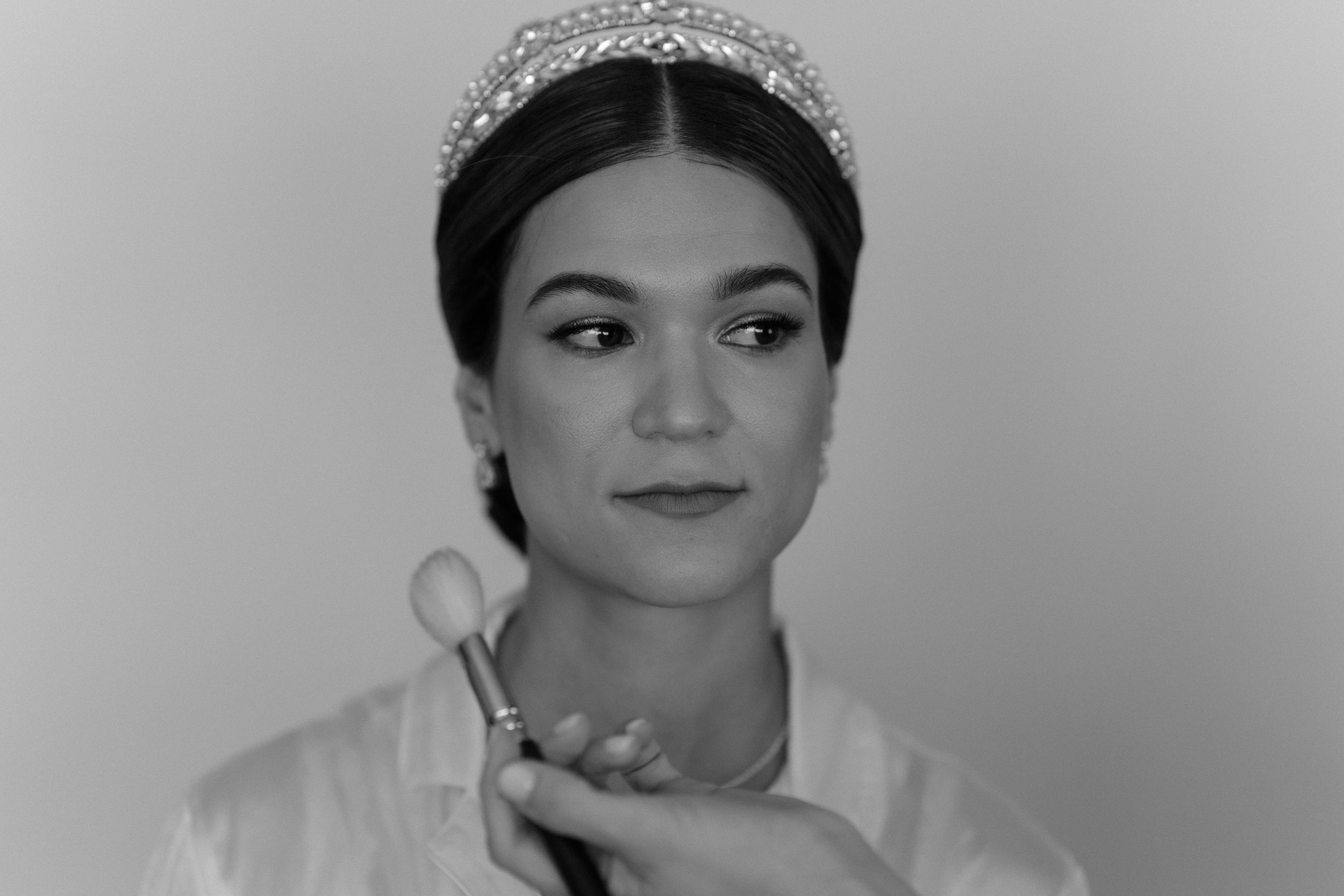 Rosalina durante los preparativos — novia con tiara de cristal