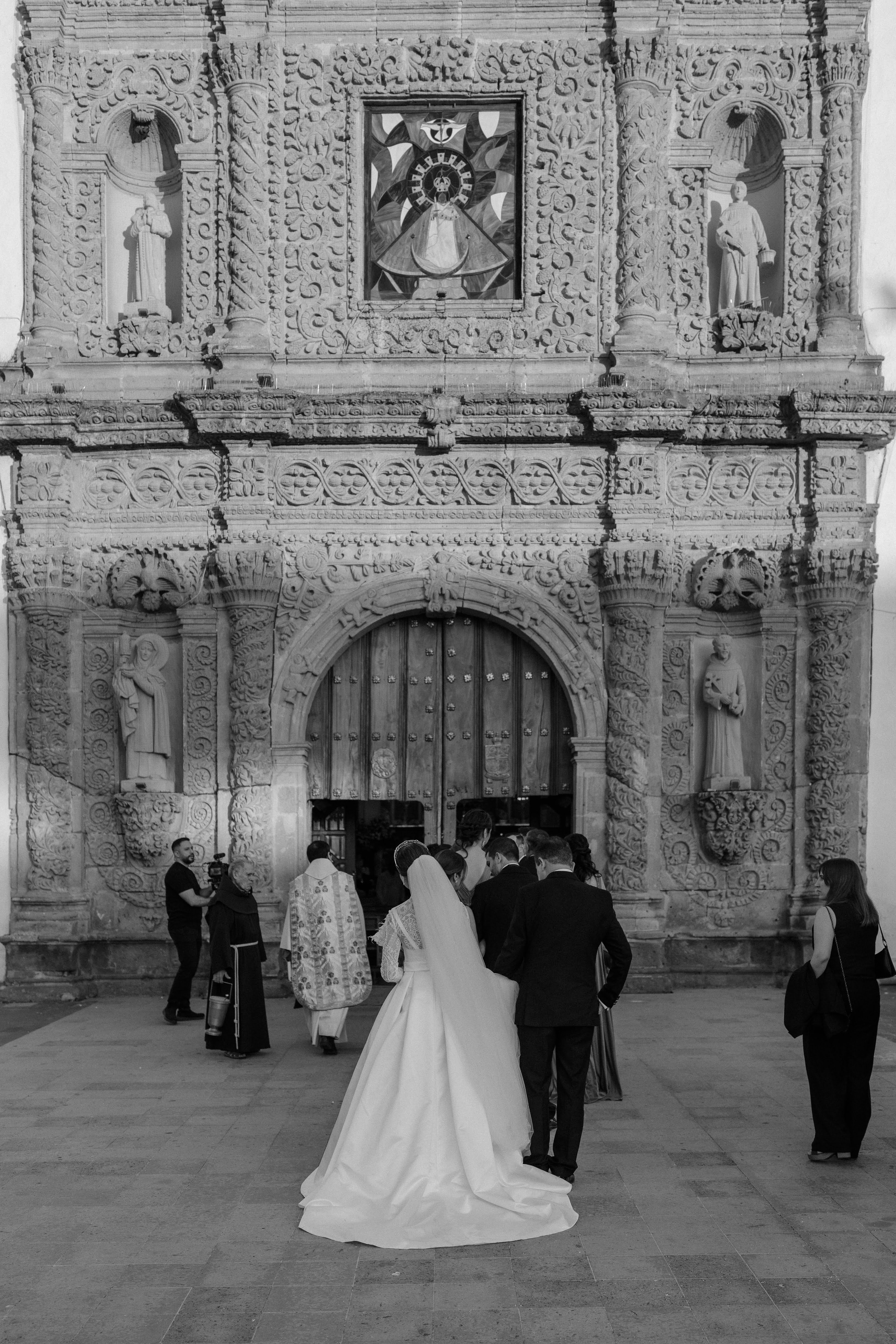 Rosalina y Rodrigo entrando a la Parroquia de Santa Anita, Guadalajara