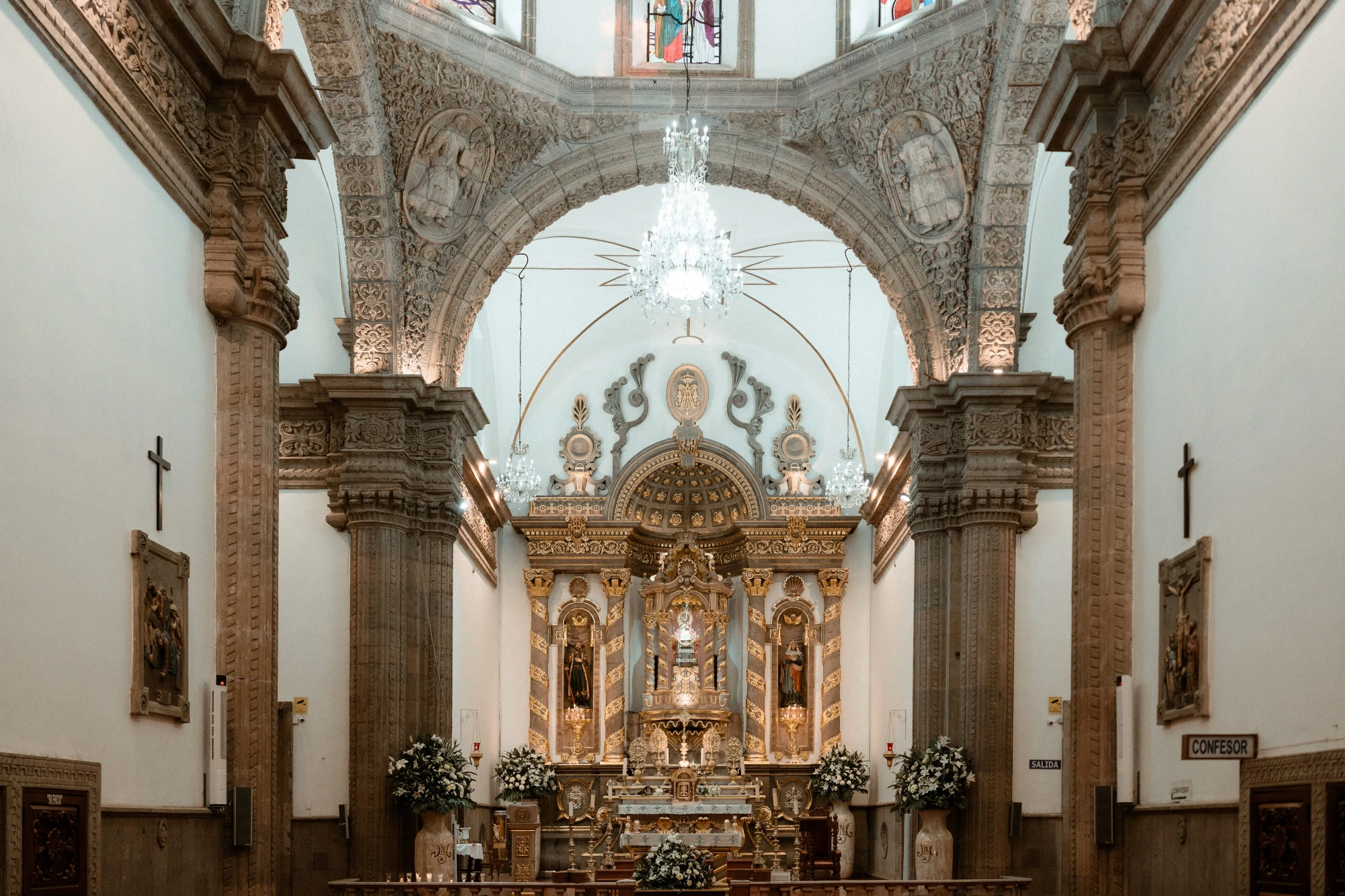 Interior barroco del altar mayor de la Parroquia y Santuario de Nuestra Señora de Santa Anita